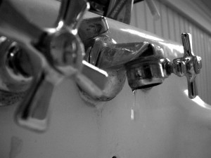réparation fuite d'eau robinet par plombier Antibes